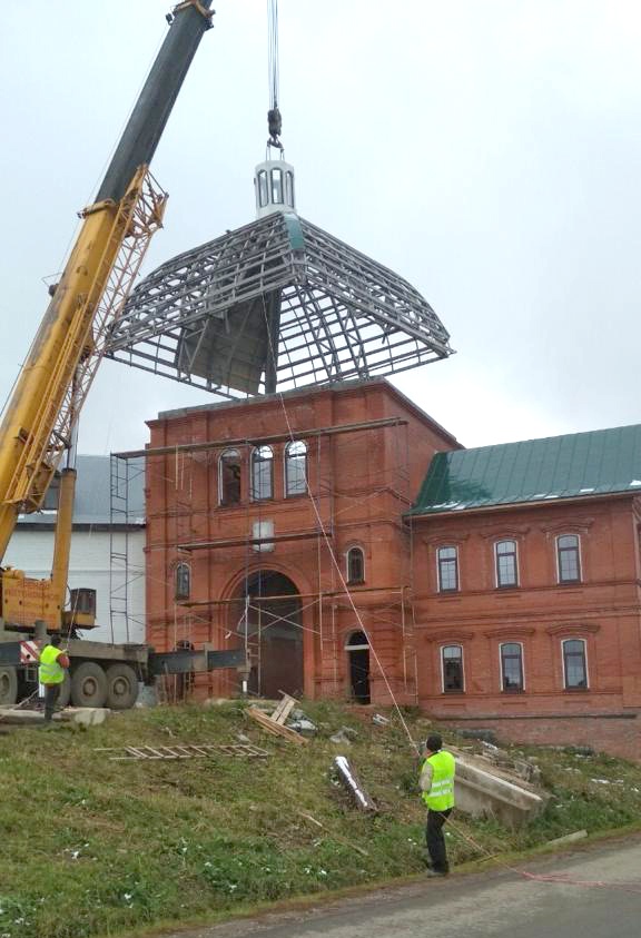 Совершен монтаж купола надвратного храма в Белогорском мужском монастыре