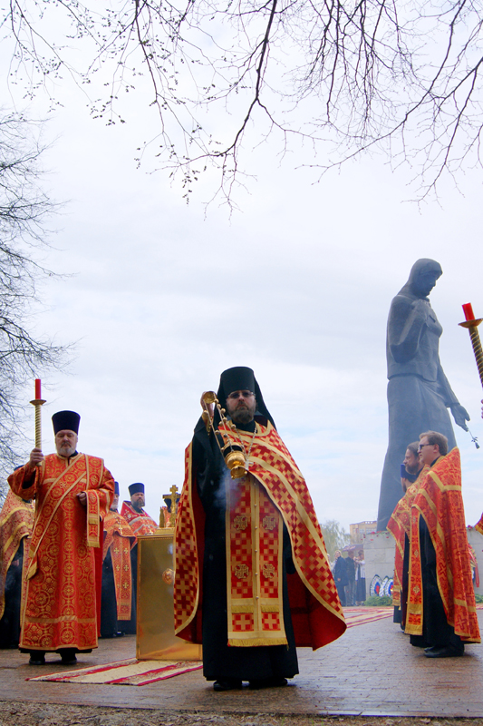 Панихида у мемориала «Скорбящая» 