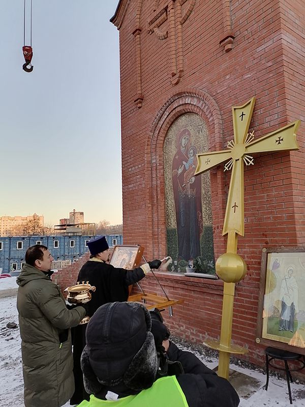 Иверский храм увенчан крестами