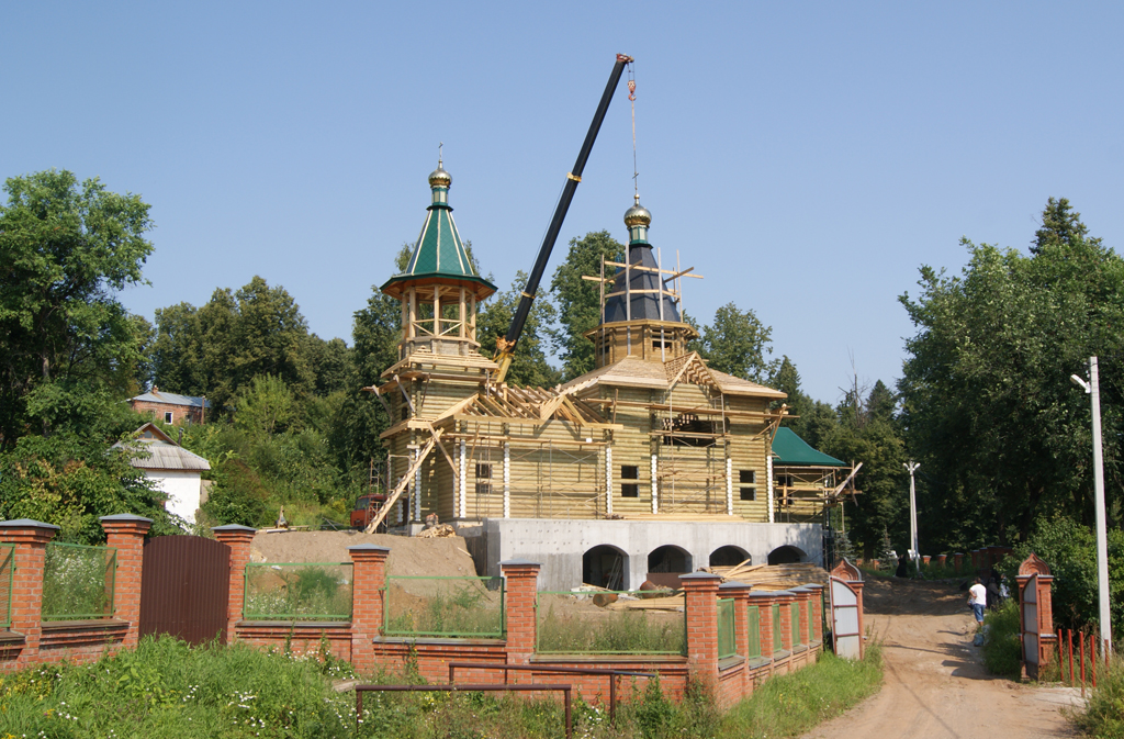 На Казанский храм Бахаревского женского монастыря установлены купола