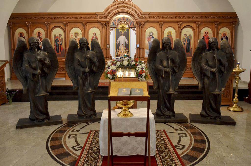 На храм Рождества  Богородицы установлены фигуры ангелов