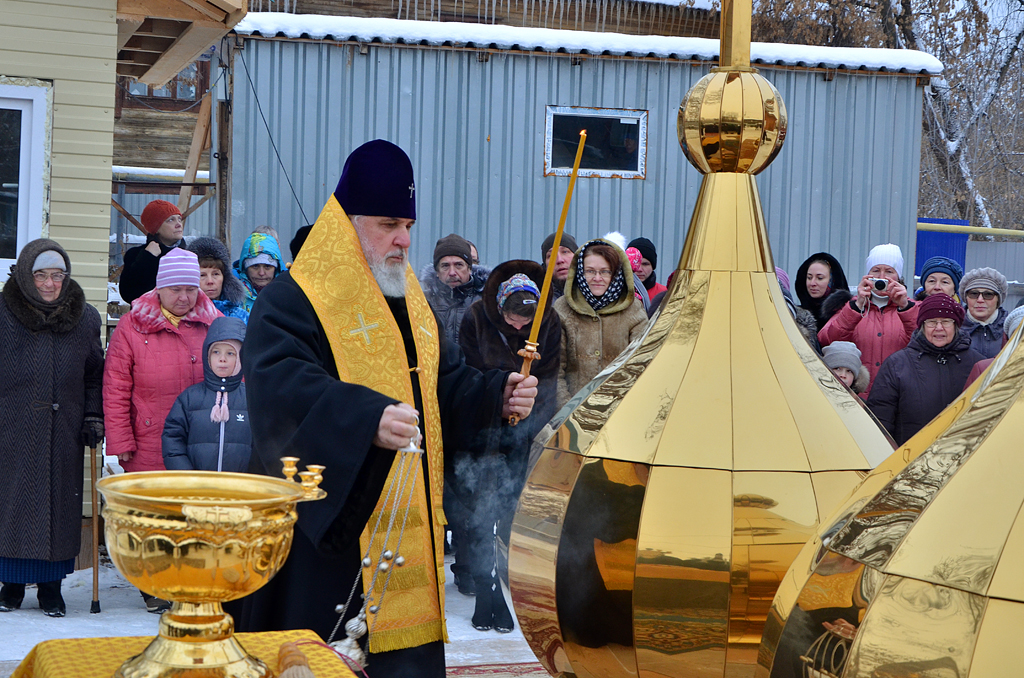 Состоялось освящение куполов с крестами на строящийся храм в микрорайоне «Заостровка» 